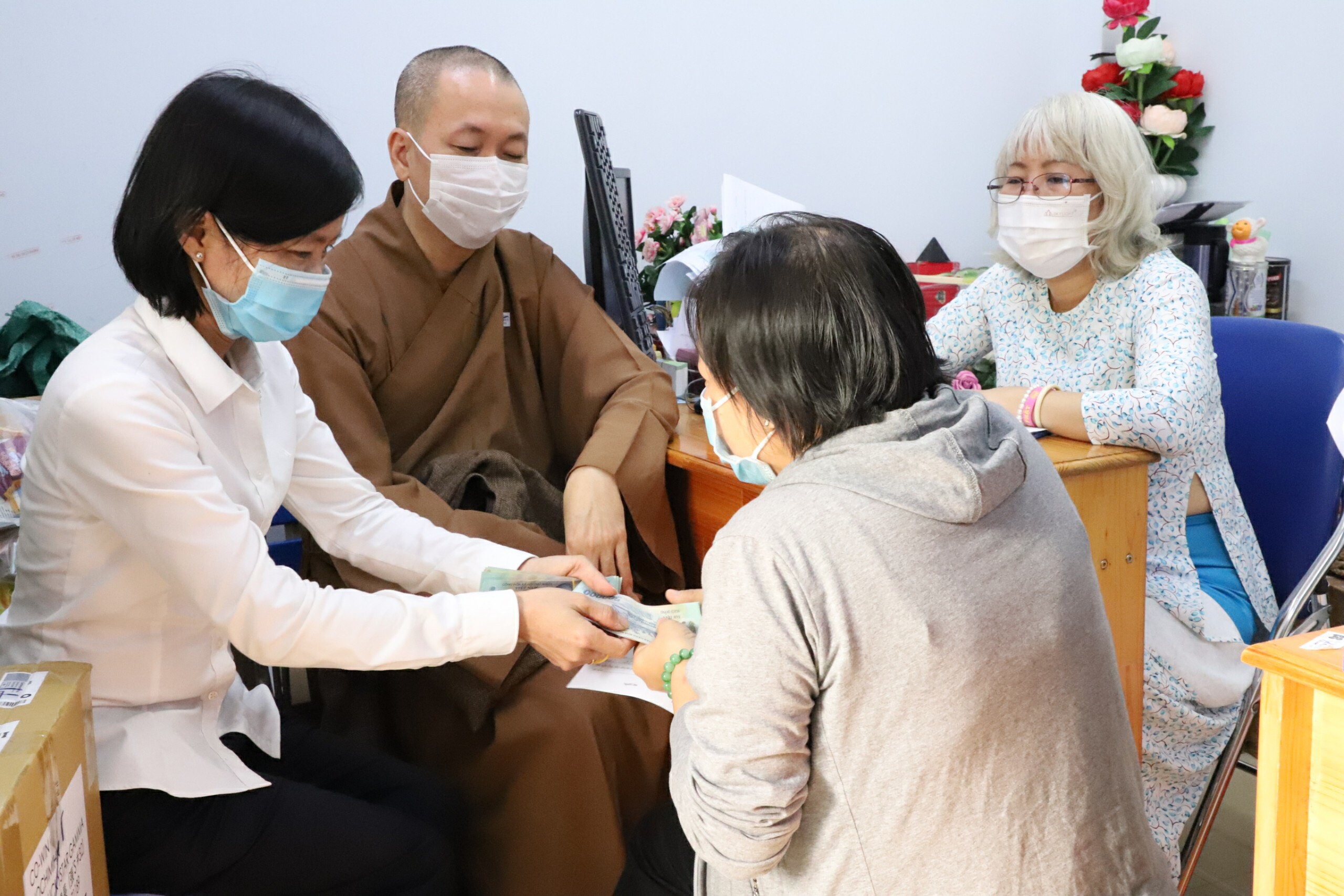 Bến Tre: Đại Đức Thích Huệ Định và Phật tử tặng quà cho Bệnh nhân Ung bướu tại TP.HCM