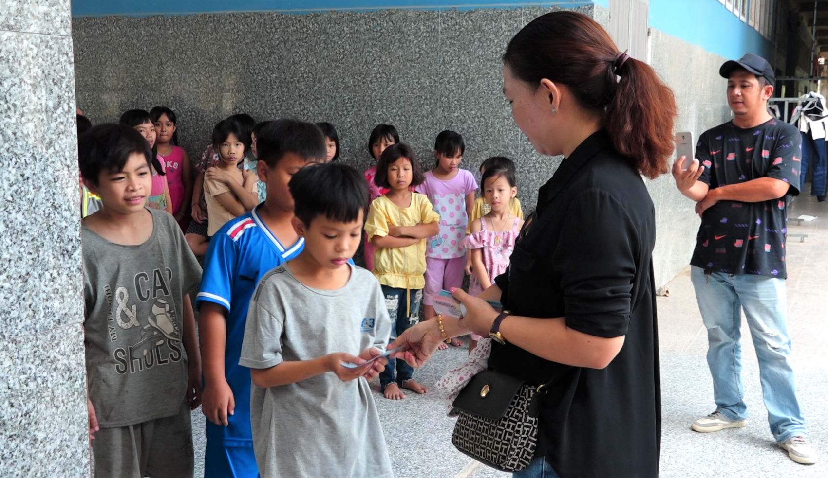 Kiên Giang: Phật tử Lâm Thị Mỹ cùng các Mạnh thường quân đến thăm và tặng quà Trung tâm TTXH Phật Quang