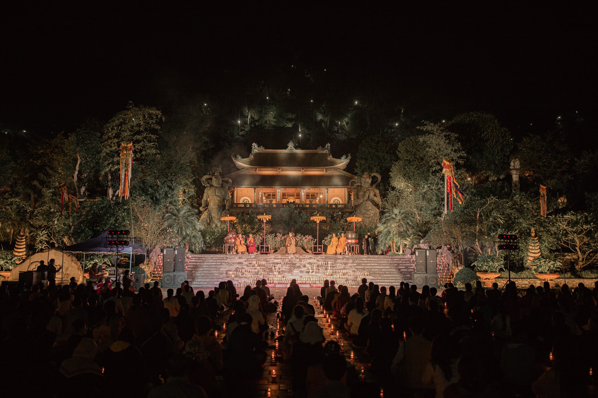 Hà Nam: Thắp đèn tưởng niệm ngày Đức Phật nhập Niết bàn và ngày Bồ tát Quán Thế Âm đản sinh