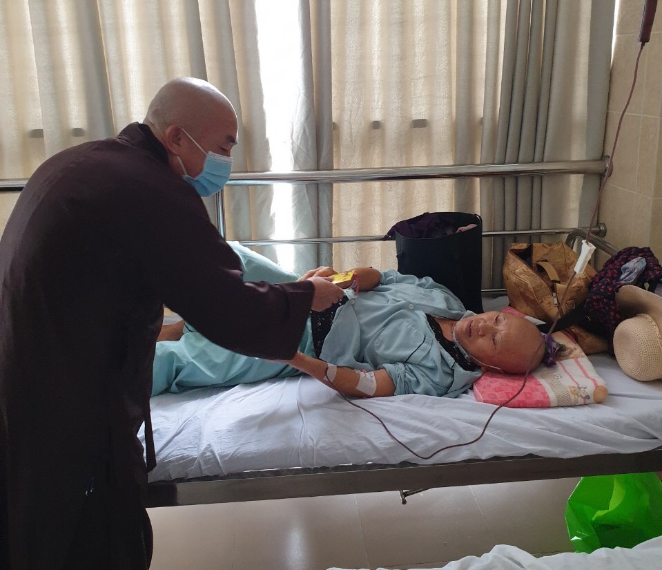 Đồng Nai: Chùa Phổ Quang trao quà cho bệnh nhân đang điều trị tại khoa Ung bướu Bệnh viện tỉnh