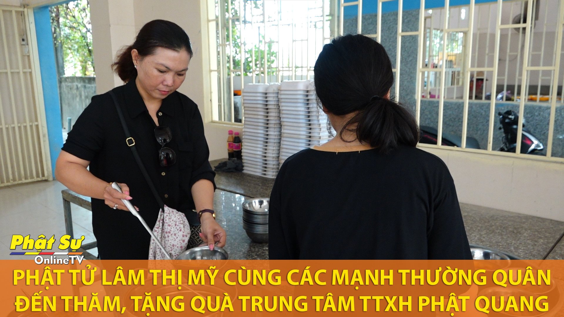 [Video] Kiên Giang: Phật tử Lâm Thị Mỹ cùng các Mạnh thường quân đến thăm, tặng quà Trung tâm TTXH Phật Quang