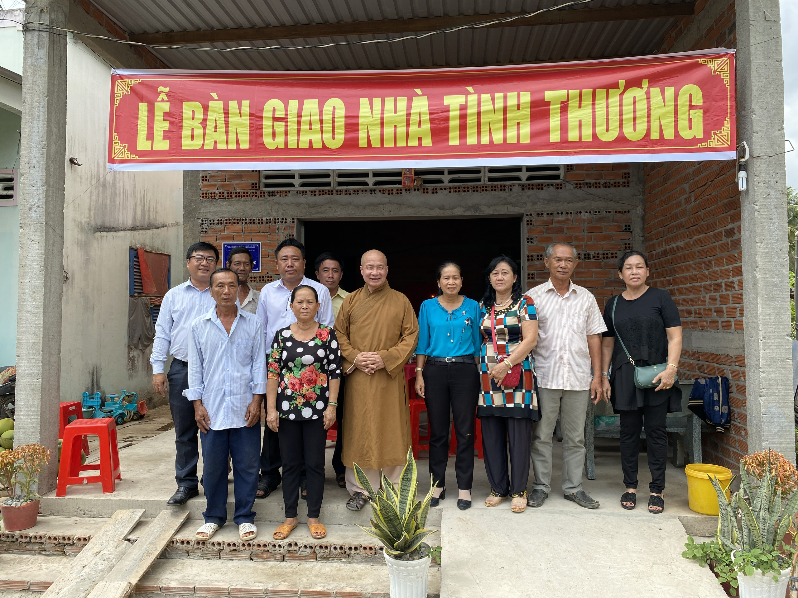 Bến Tre: Bàn giao 03 mái ấm tình thương đến các hộ gia đình khó khăn