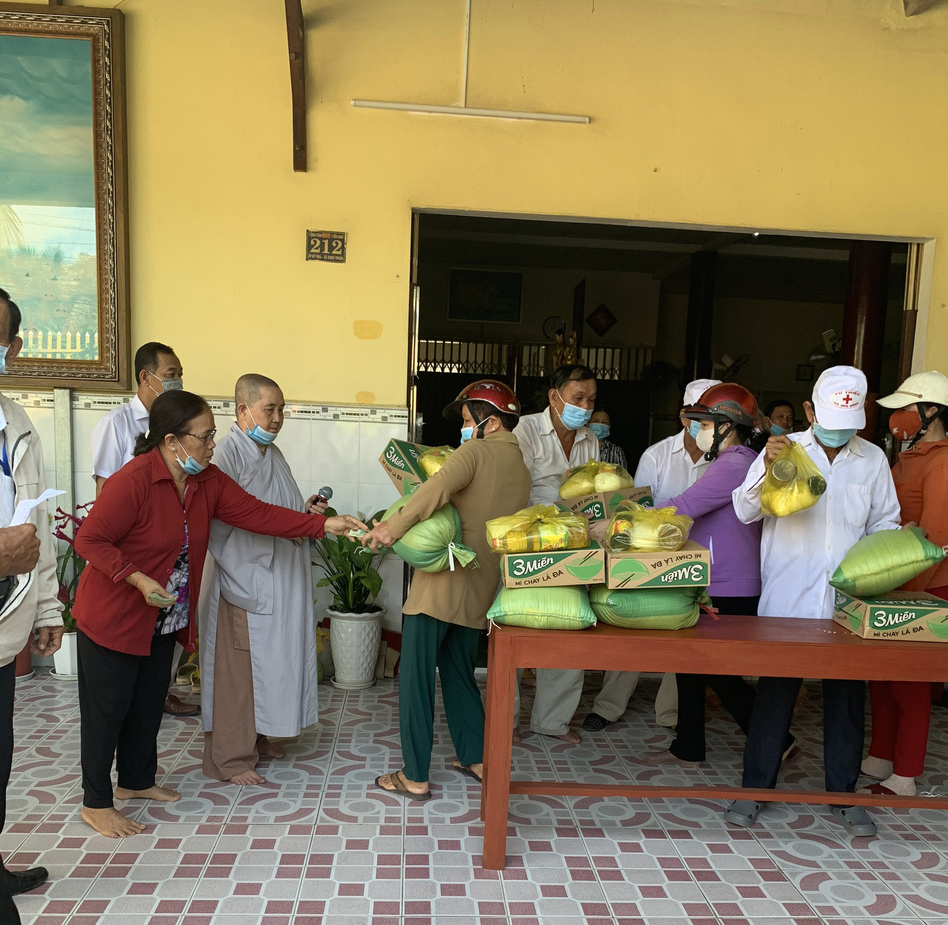 Tiền Giang: Chùa Thiên Phước Ni tặng quà đến các hoàn cảnh khó khăn dịp đầu năm mới