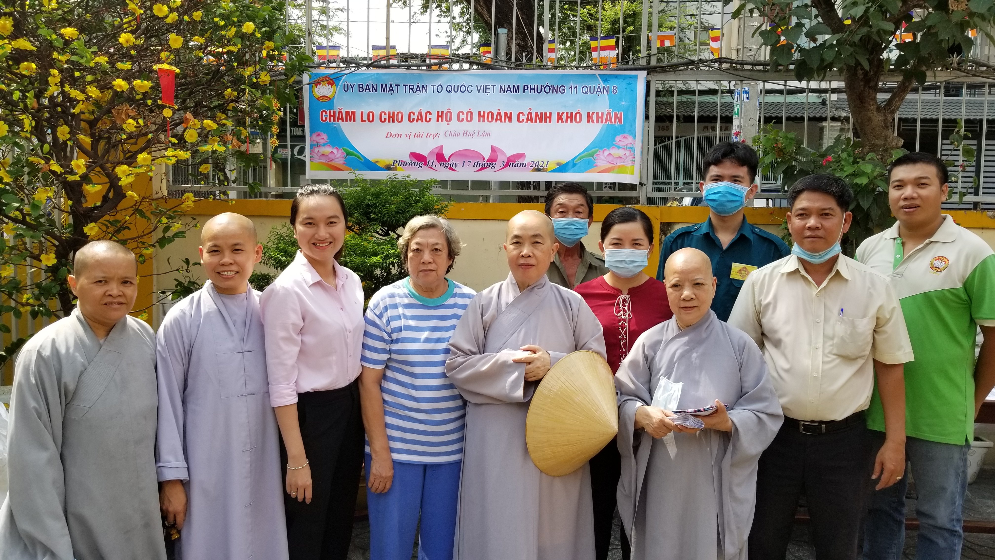 TP.HCM: Tổ đình Sắc Tứ Huệ Lâm Tự chăm lo cho các hộ nghèo hoàn cảnh khó khăn