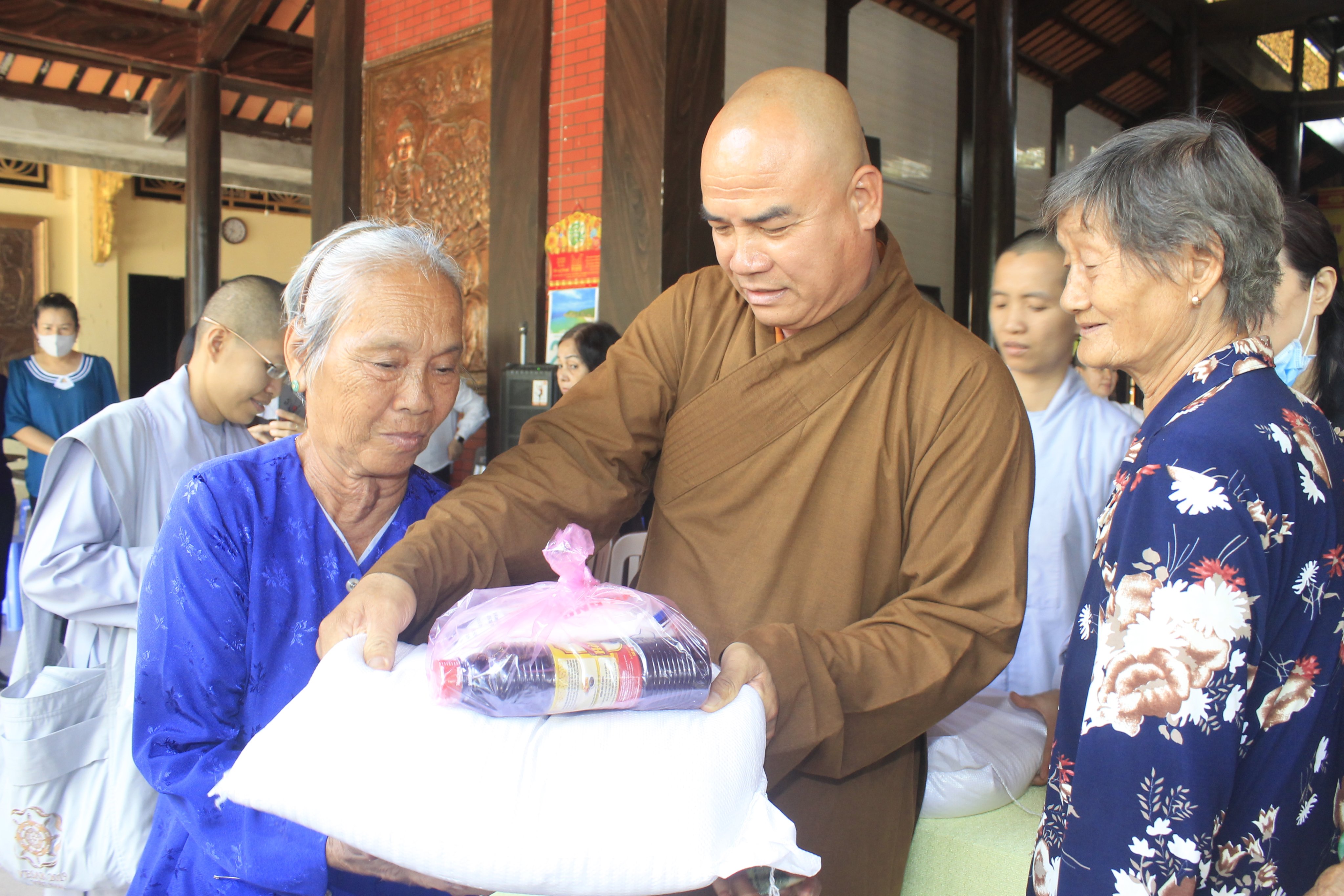 Đồng Tháp: Chùa Phước Long tặng quà từ thiện cho dân nghèo trong huyện