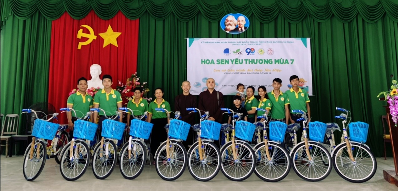 Long An: Trao tặng quà cho học sinh nghèo và cán bộ chốt phòng chống dịch Covid-19 xã biên giới Tân Hiệp