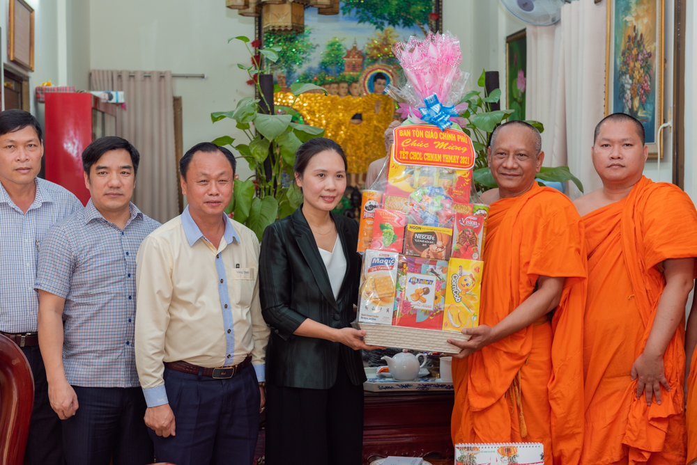 Ban Tôn giáo Chính Phủ chúc Tết Chôl Chnam Thmây tại chùa Candaransi