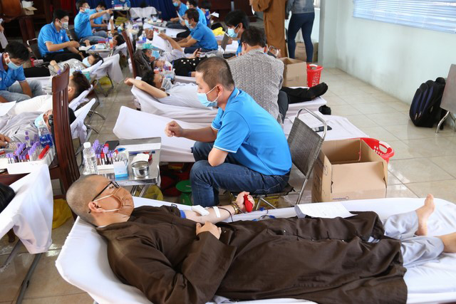 Chùm ảnh: Hơn 75 Tăng Ni sinh trường Cao - Trung Phật học Đại Tòng Lâm tham gia hiến máu nhân đạo