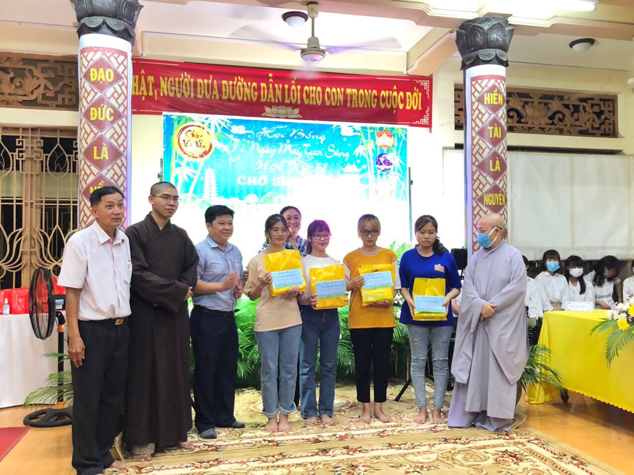 TP.HCM: Chùa Vô Ưu (Q.Tân Bình) trao học bổng Học kỳ 2 trong chương trình “Vì Ngày Mai Tươi Sáng”