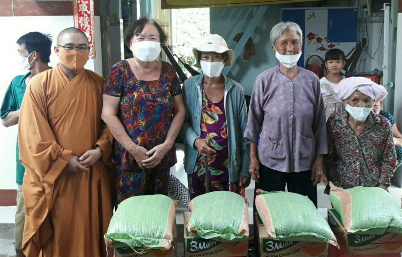 Sóc Trăng: Hội từ thiện Hoa Sen, huyện Long Phú tặng quà cho gia đình khó khăn