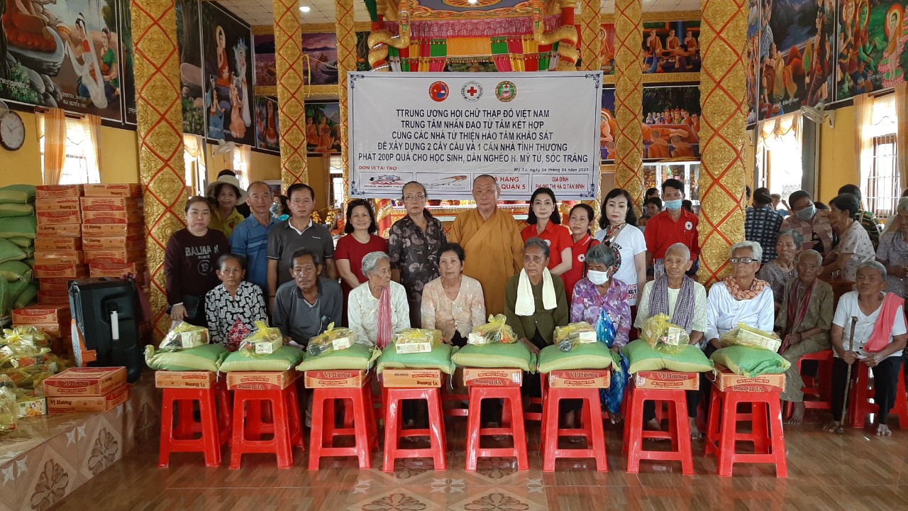 Sóc Trăng: Trung Tâm Nhân Đạo Từ Tâm tặng 200 phần quà cho bà con nghèo huyện Mỹ Tú