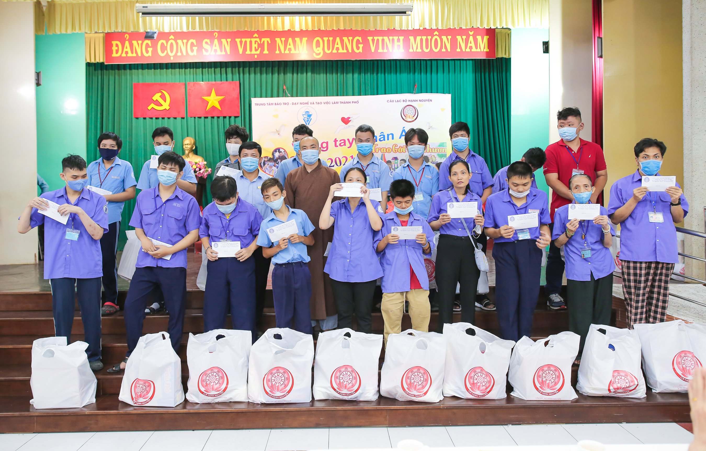 TP.HCM: CLB Hạnh Nguyện trao quà cho các em khuyết tật tại Q.3