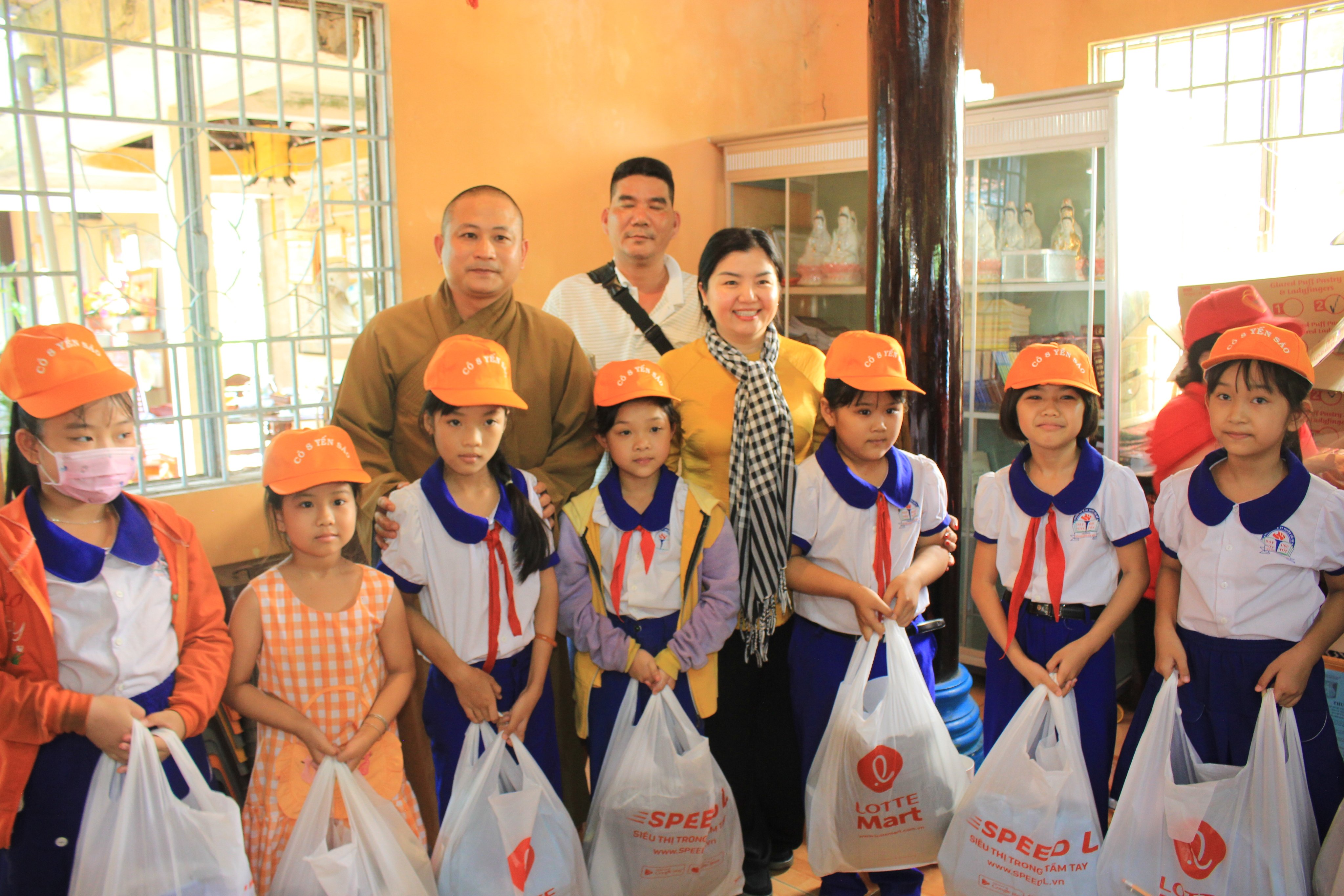 Tiền Giang: Chùa Thiên Hòa tổ chức tặng quà đến các hoàn cảnh khó khăn