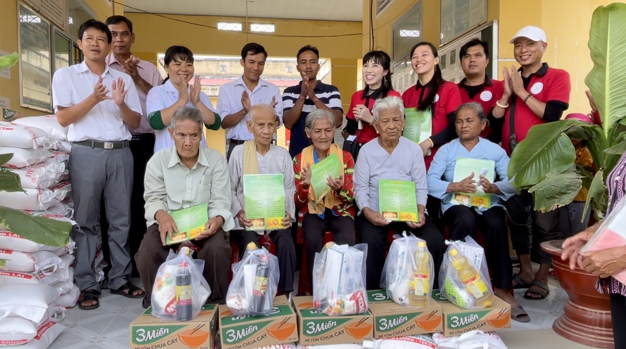 Trà Vinh: Trao nhà tình thương, trao quà cho bà con nghèo, hộ gia đình người cao tuổi neo đơn