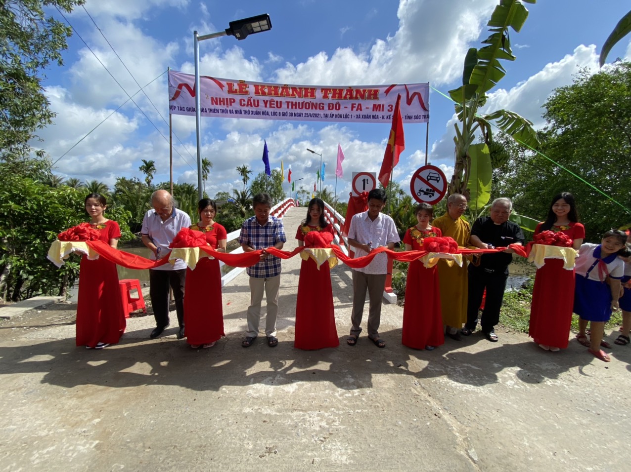 Sóc Trăng: "Nhịp cầu Yêu thương" khánh thành cầu nông thôn và tặng học bỗng cho học sinh nghèo