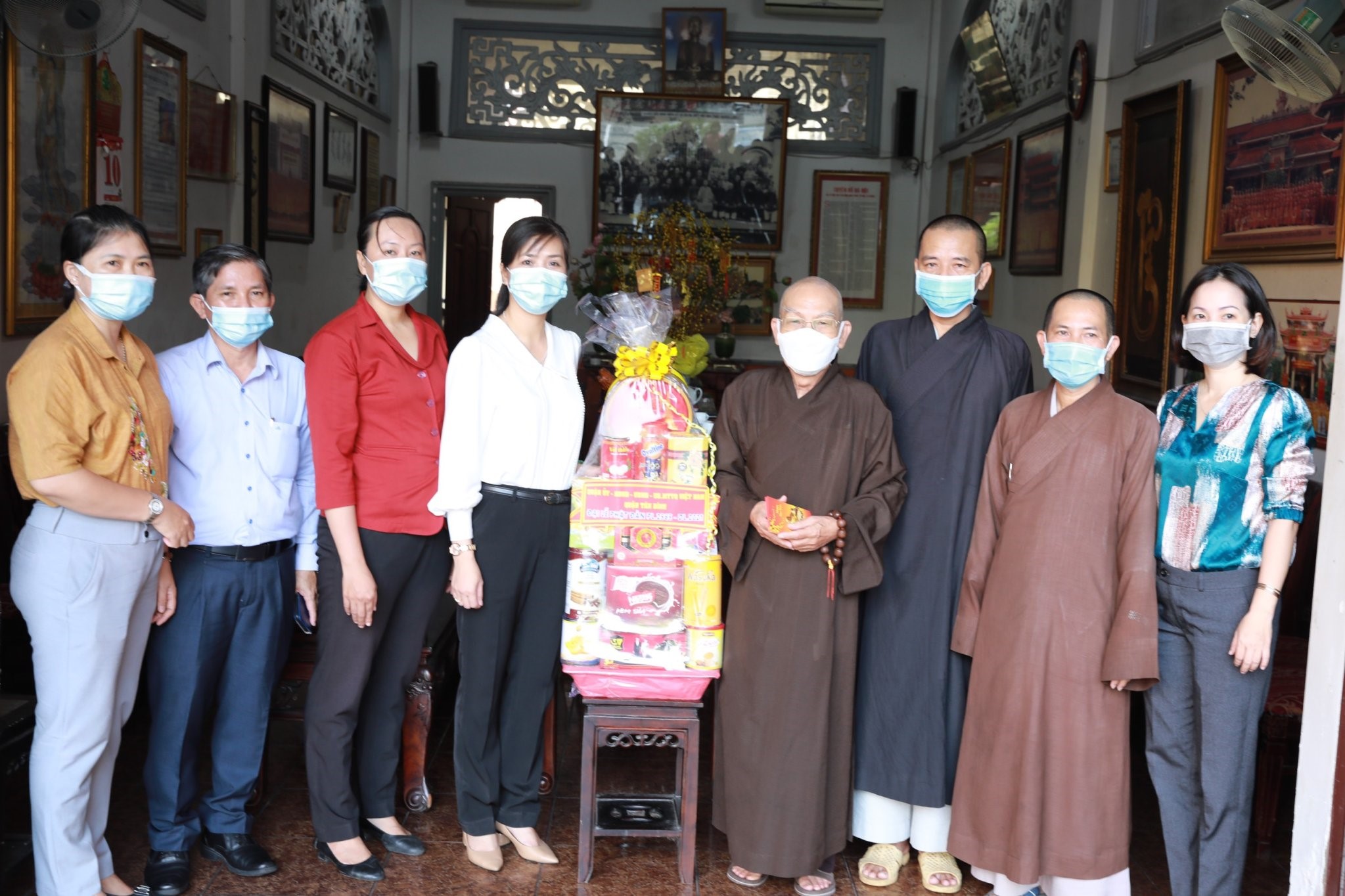 TP.HCM: Quận ủy Tân Bình chúc mừng Phật Đản tại chùa Phổ Quang