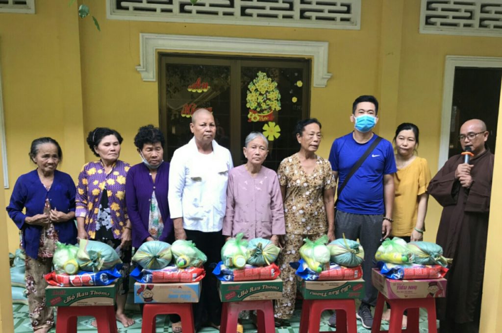 Trà Vinh: Chùa Như Thành trao tặng 200 phần quà trong mùa Phật Đản PL.2565