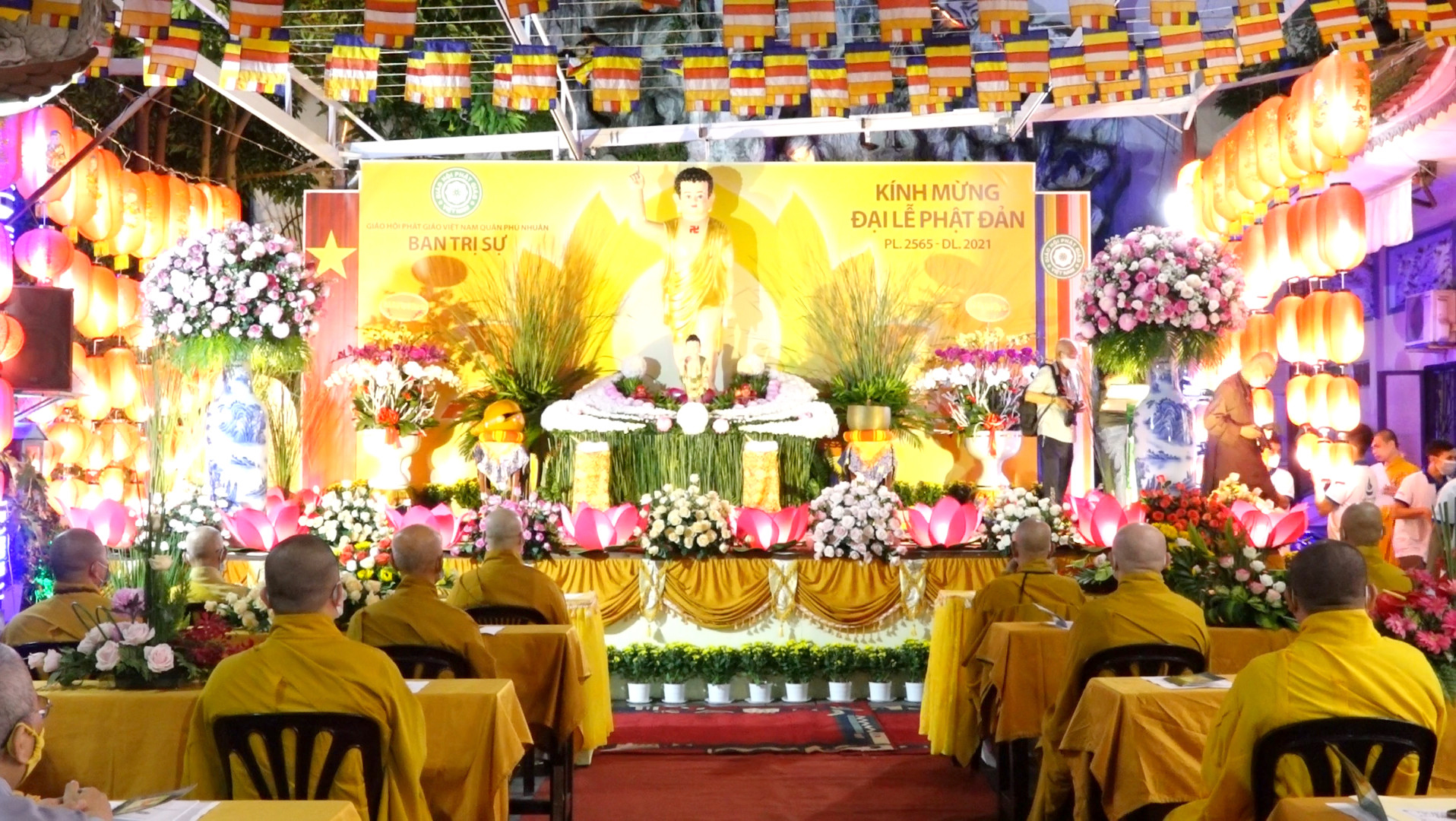 TP.HCM: Khai kinh thắp sáng 7 đóa sen trên kênh Nhiêu Lộc kính mừng Phật đản PL. 2565