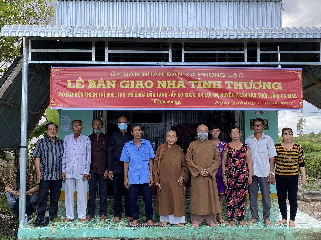 Cà Mau: Trao tặng 03 mái ấm tình thương kính mừng Đại lễ Phật Đản PL.2565