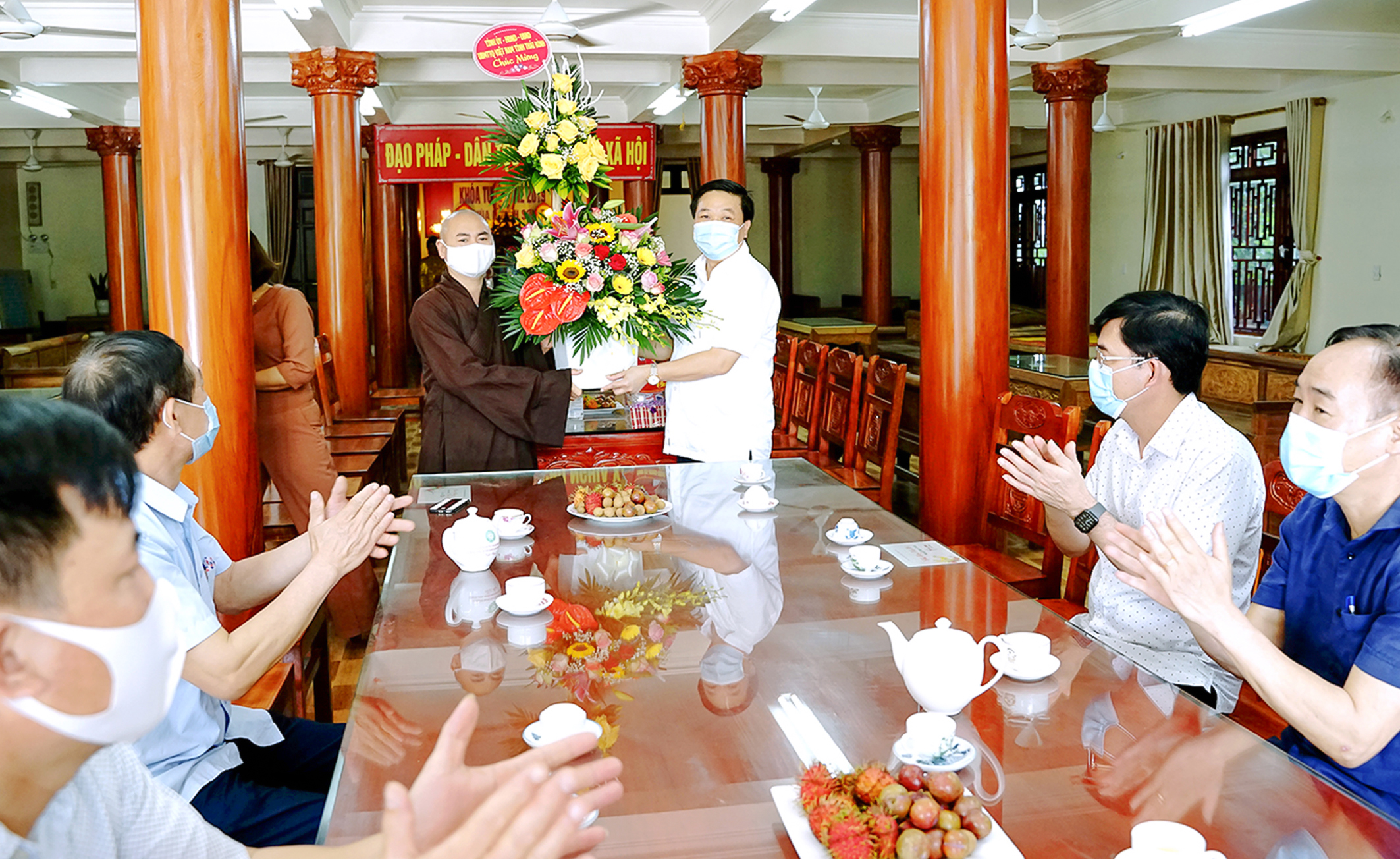 Thái Bình: Lãnh đạo Tỉnh chúc mừng Ban Trị sự huyện Quỳnh Phụ nhân mùa Phật Đản PL.2565