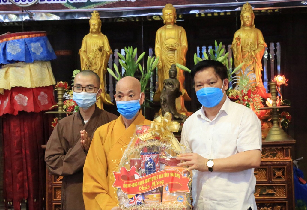 Thái Bình: Lãnh đạo tỉnh thăm, chúc mừng nhân Đại lễ Phật đản PL.2565