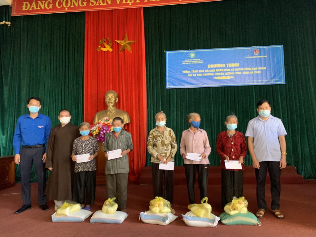 Hà Tĩnh: Chùa Ngân Cầu trao tặng 100 phần quà tại huyện Hương Sơn nhân dịp Phật Đản PL.2565