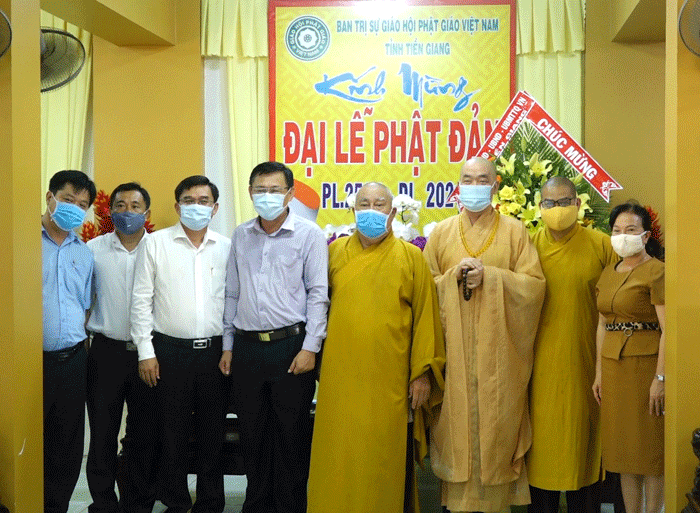 Tiền Giang: Phái đoàn Tỉnh ủy, HĐND, UBND, UB MTTQVN thăm và chúc mừng Phật Đản PL.2565