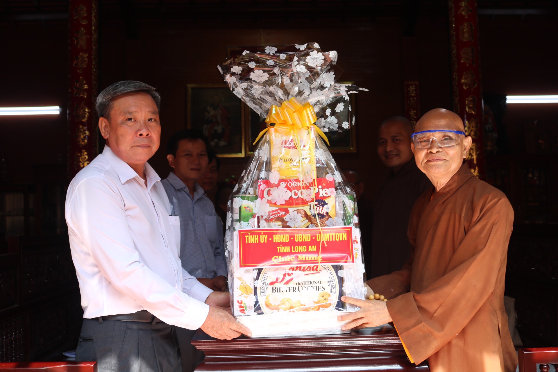 Long An: Phật giáo huyện Đức Hòa đón tiếp lãnh đạo các Ban, Ngành đến chúc mừng Phật Đản PL.2565