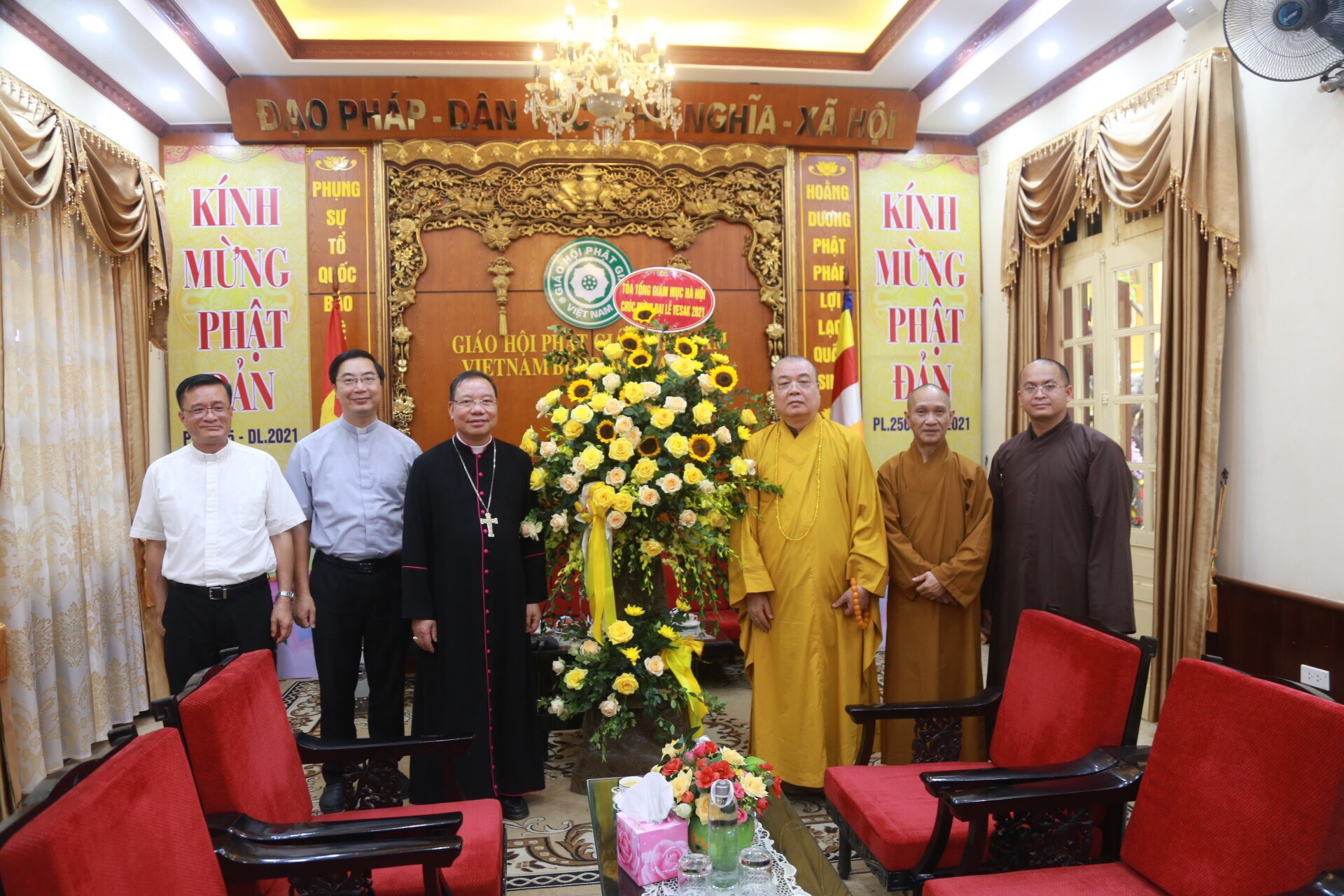 Hà Nội: Toà Tổng Giám mục Hà Nội thăm chúc mừng Phật Đản Trung ương Giáo hội