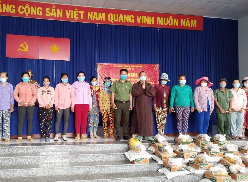 TP.HCM: Phật giáo huyện Cần Giờ trao tặng 400 phần quà cho bà con khó khăn 