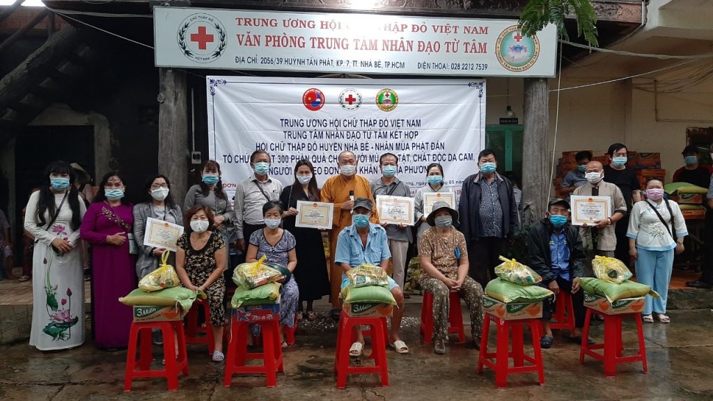 TP.HCM: Chùa Huyền Trang (Nhà Bè) mừng Phật Đản và trao tặng 300 phần quà của bà con khó khăn địa phương
