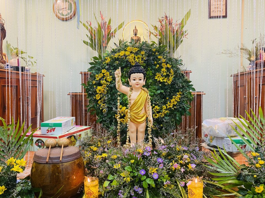 Long An: Câu lạc bộ thiện nguyện Cỏ bốn lá tổ chức đón mừng Phật Đản PL.2565