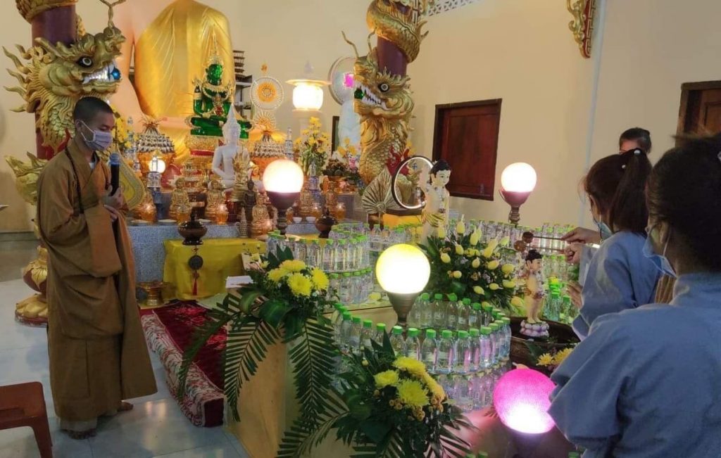 Lào: Phật tử Việt Nam kính mừng Đại lễ Phật Đản PL.2565