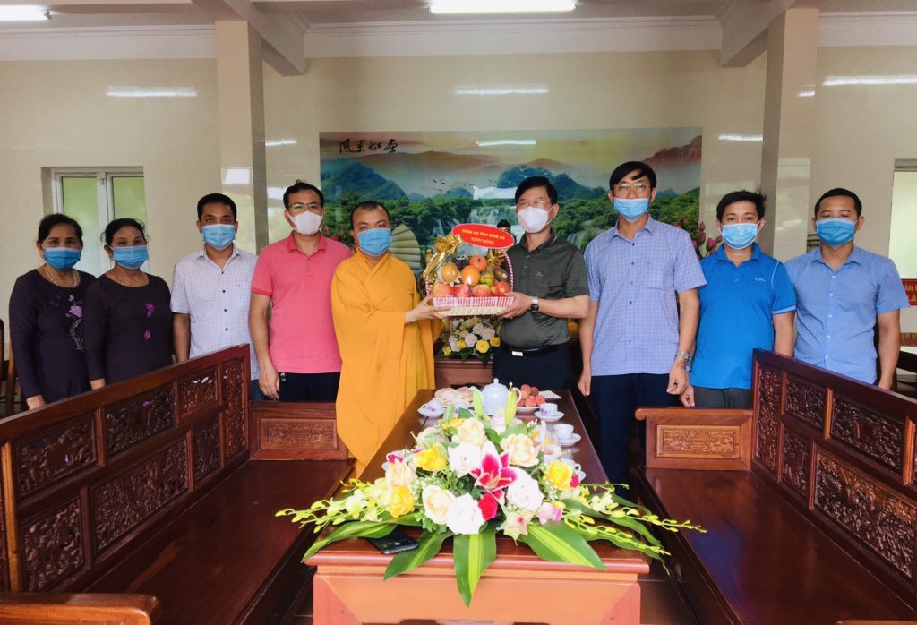 Nghệ An: Đoàn lãnh đạo Công an tỉnh, UBND huyện Quỳnh Lưu thăm và chúc mừng chư Tăng chùa An Thái nhân mùa Phật Đản