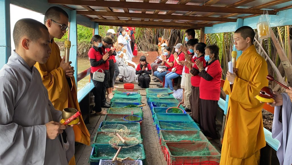 Trà Vinh: Chư Tăng Trường Trung cấp Phật học phóng sanh nhân mùa Phật Đản