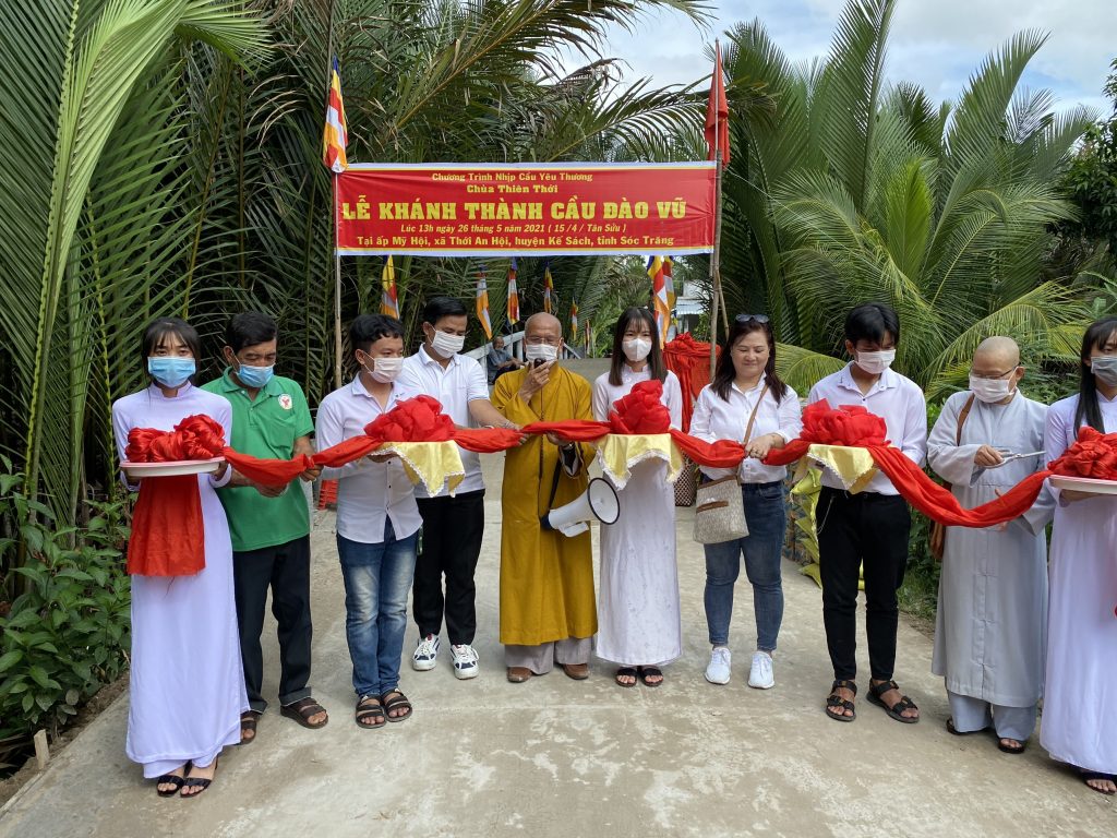 Sóc Trăng: "Nhịp cầu Yêu thương" khánh thành 2 cầu nông thôn chào mừng Đại lễ Phật Đản PL.2565