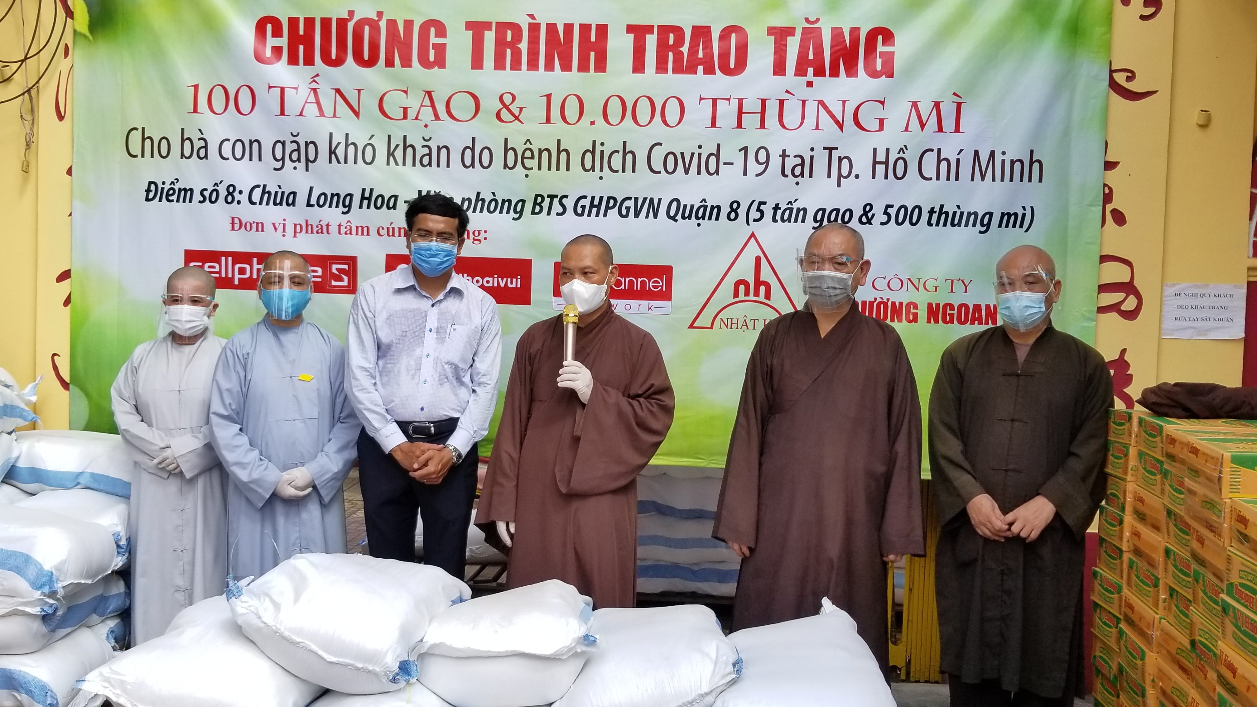 TP.HCM: Ban Văn hóa Phật giáo trao 5 tấn gạo và 500 thùng mì ủng hộ BTS Phật giáo quận 8