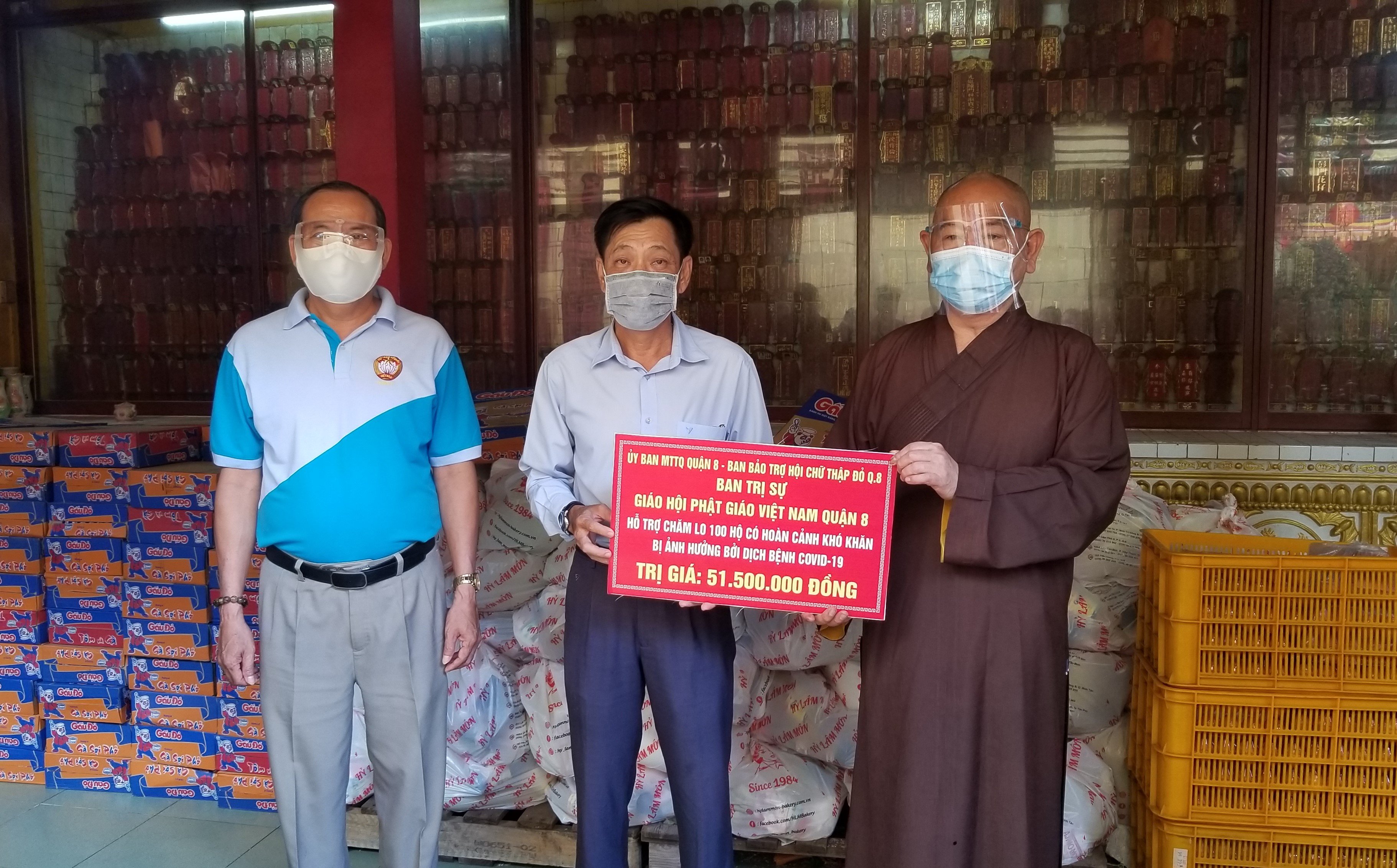 TP.HCM: Phật giáo quận 8 hỗ trợ 100 hộ gia đình khó khăn vượt qua đại dịch COVID-19