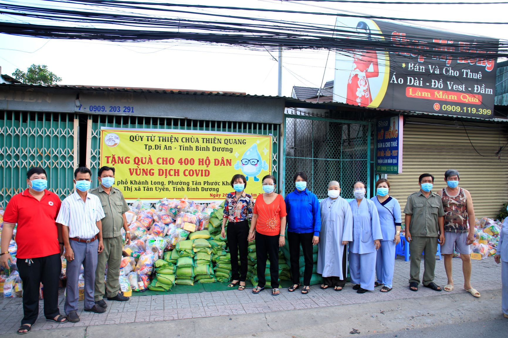 Bình Dương: Chùa Thiên Quang tặng quà đến các hộ dân khu vực phong tỏa  phường Tân Phước Khánh