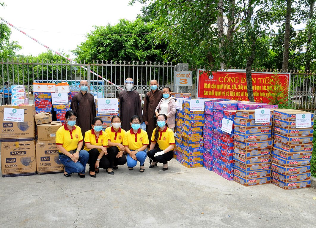 Long An: Ban Trị sự GHPGVN tỉnh thăm và tặng quà động viên Bệnh viện Đa khoa Long An