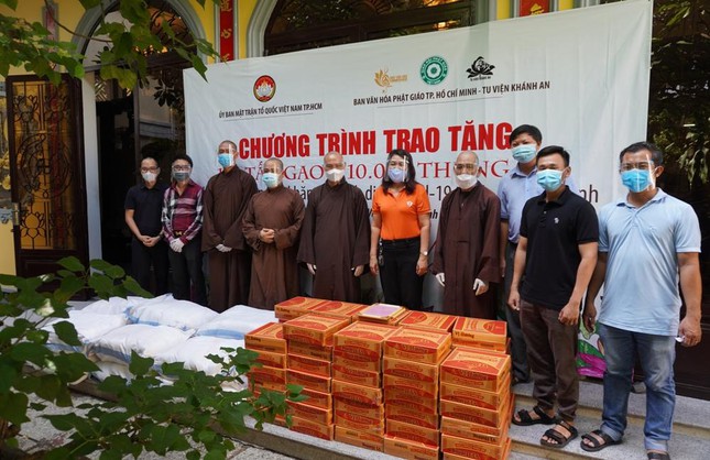 Ban Văn hóa Phật giáo TP.HCM trao 24 tấn gạo và 2.400 thùng mì tại Gò Vấp và quận 12