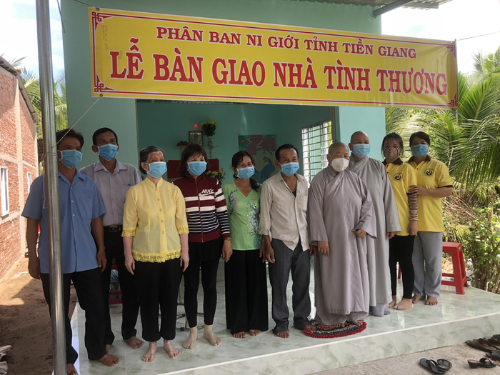 Tiền Giang: Phân ban Ni giới tỉnh bàn giao hai ngôi nhà tình thương tại huyện Châu Thành