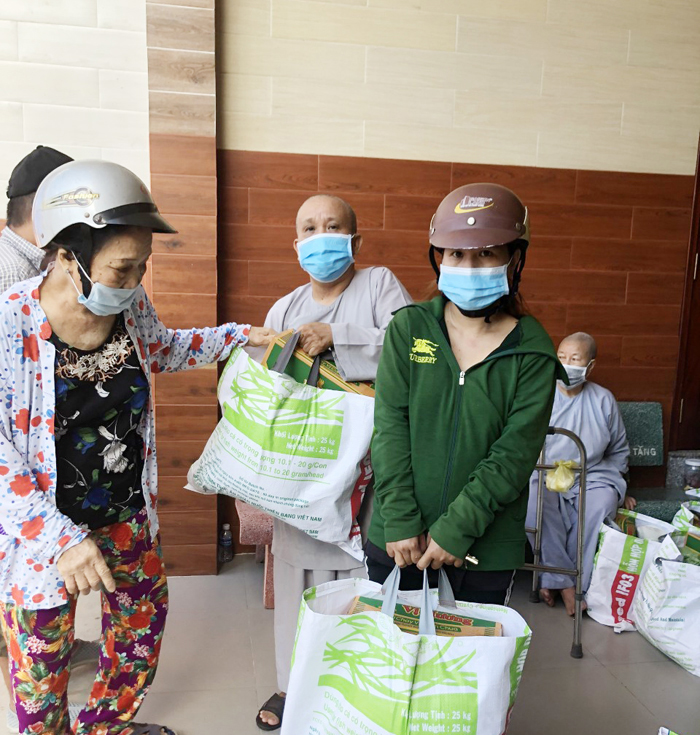Tiền Giang: Chùa Thiên Phước tặng 300 phần quà đến các hoàn cảnh khó khăn tại TP.Mỹ Tho trong mùa dịch Covid