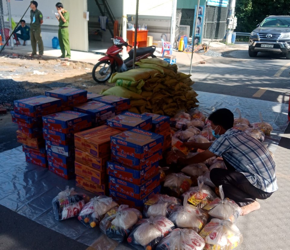 Đồng Nai: Phật giáo huyện Vĩnh Cửu trao tặng quà cho người lao động khu cách ly xã Thạnh Phú