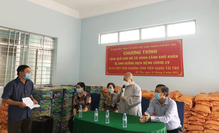 Tiền Giang: Chùa Tịnh Nghiêm tiếp tục tặng quà các hoàn cảnh khó khăn bị ảnh hưởng bởi dịch Covid-19