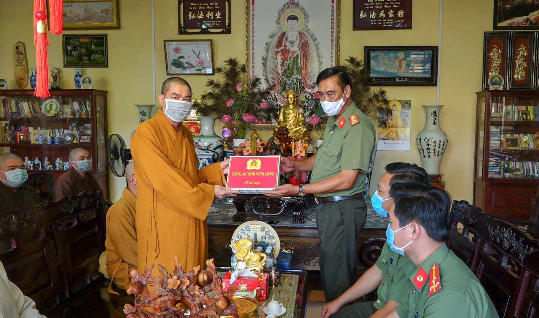 Vĩnh Long: Phòng An ninh Đối nội Công an tỉnh tặng Cờ Tổ quốc cho BTS PG huyện Long Hồ