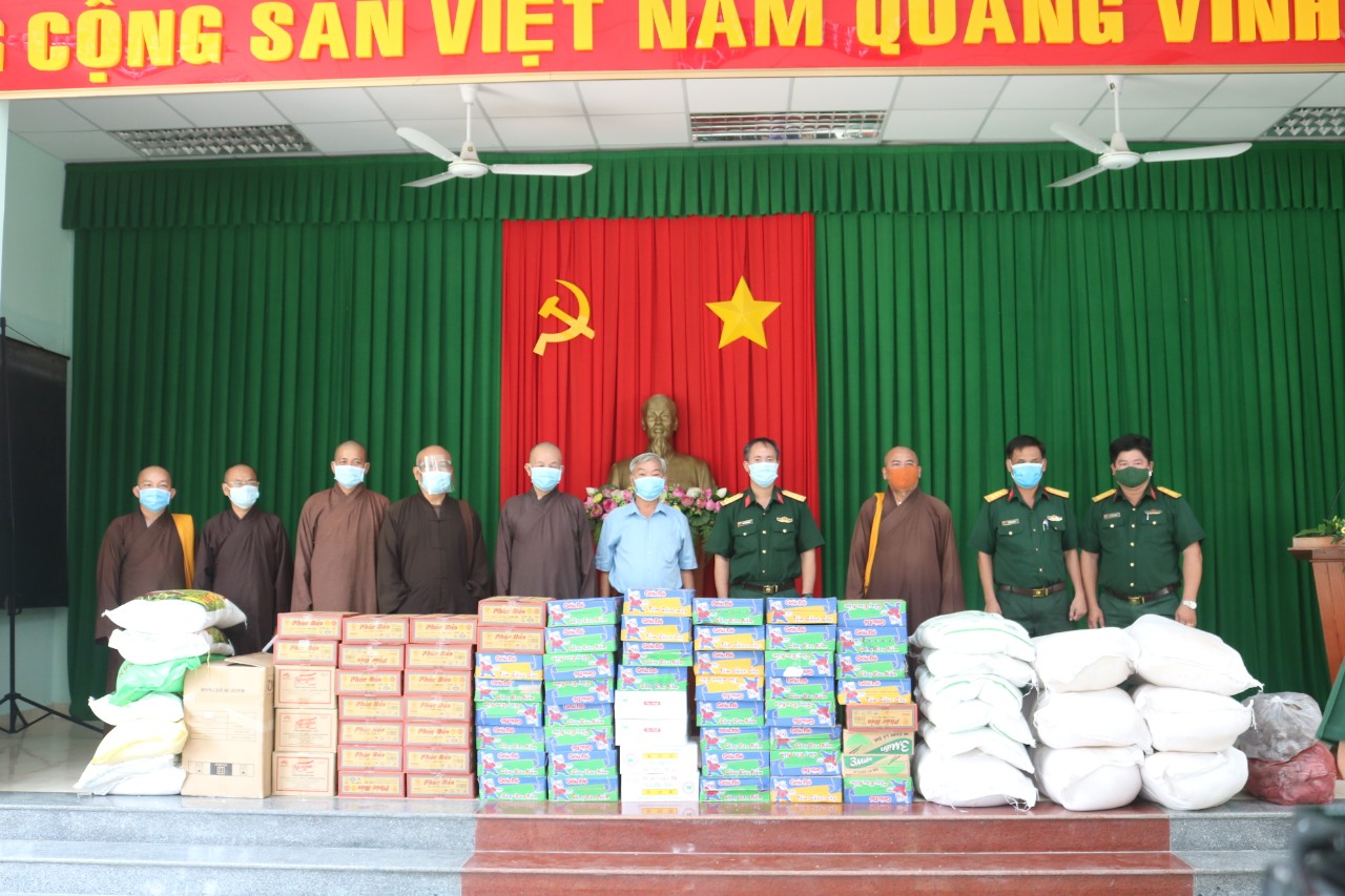 Long An: Phật giáo tỉnh hỗ trợ chiến sĩ đang thực hiện nhiệm vụ nơi các chốt kiểm soát dịch bệnh