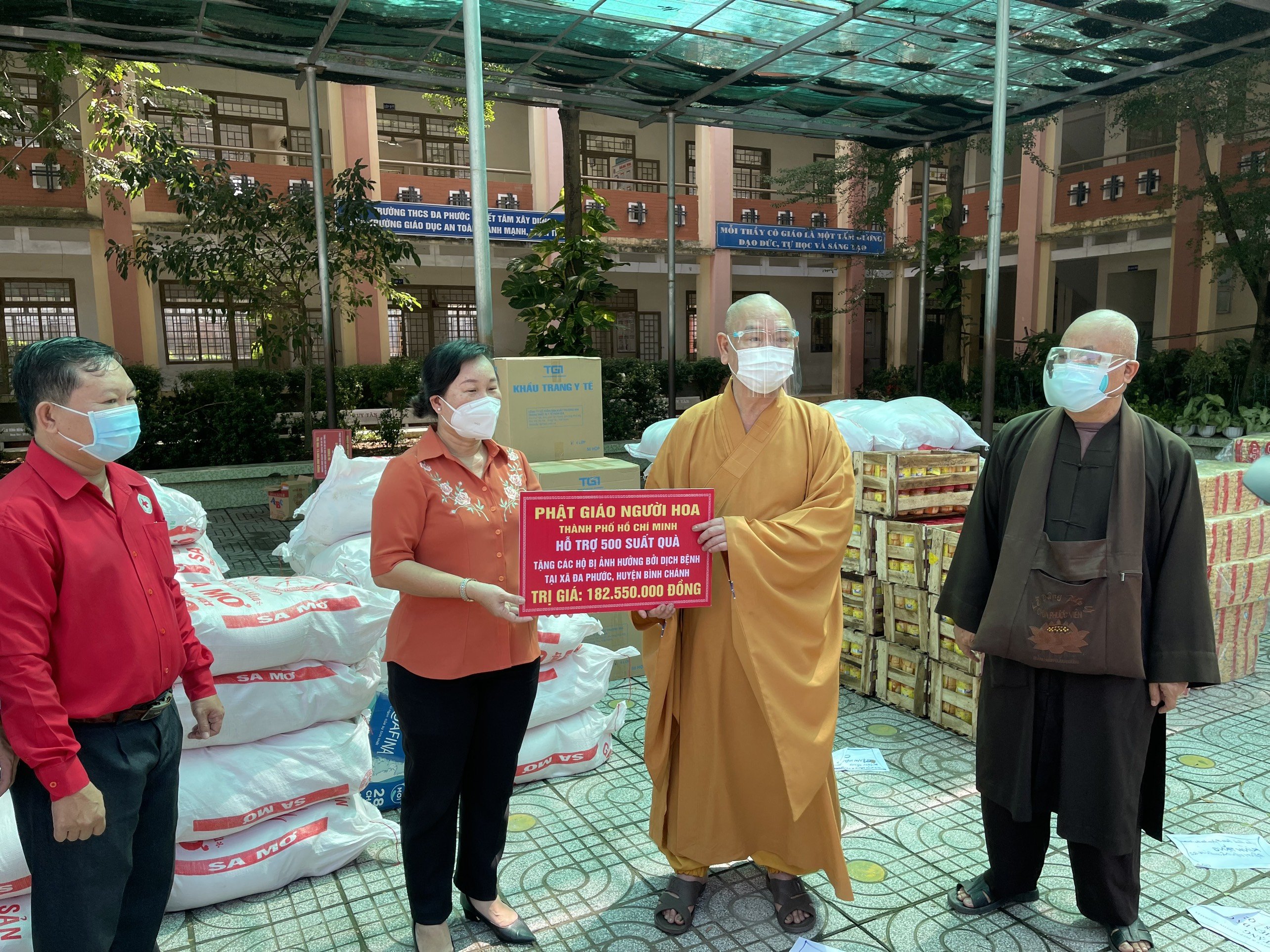 TP.HCM: Phật giáo quận 8 và Phật giáo người Hoa hỗ trợ bà con huyện Bình Chánh
