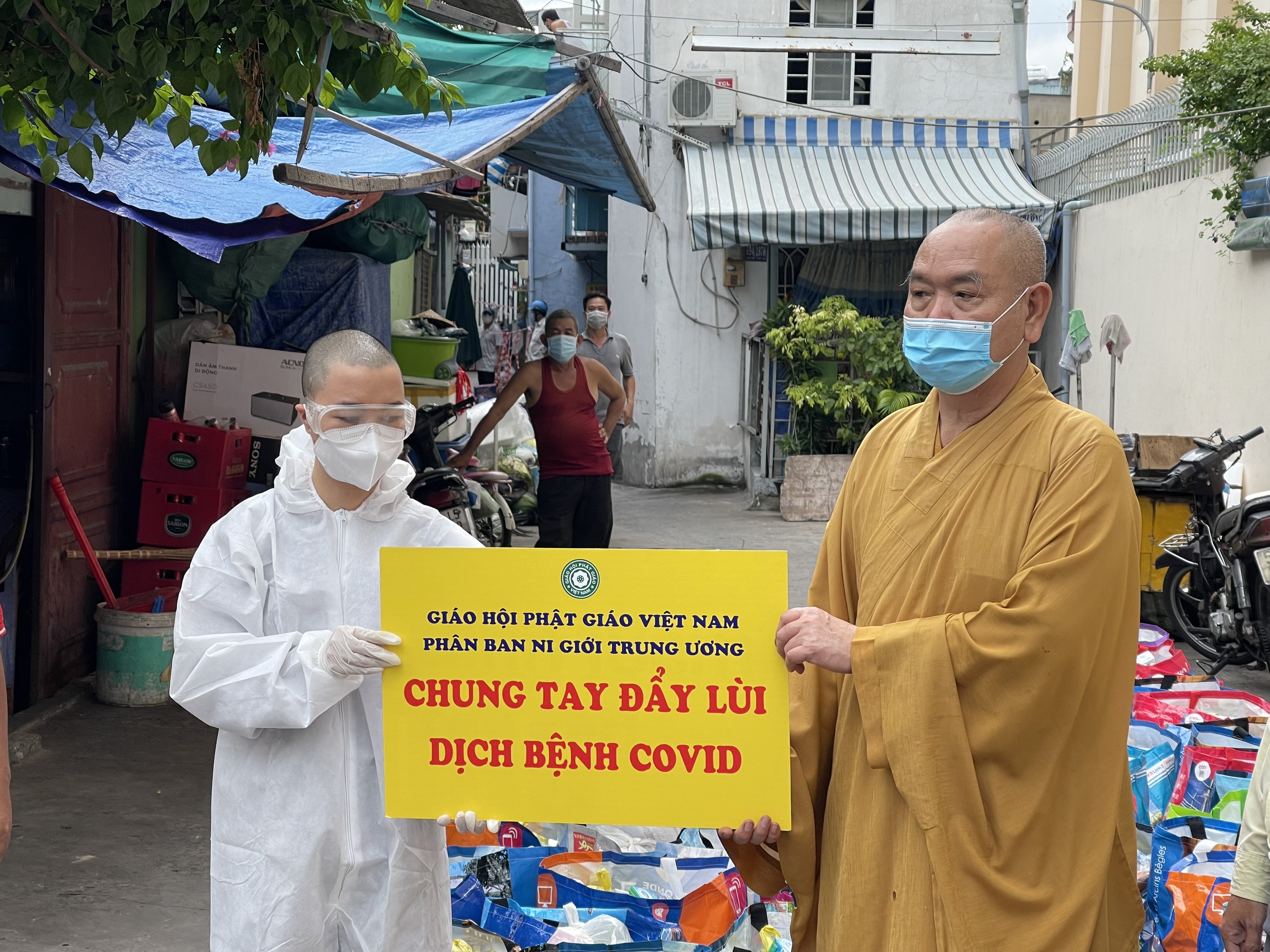 TP. HCM: Phật giáo quận 8 chăm lo cho bà con nghèo vùng dịch COVID-19