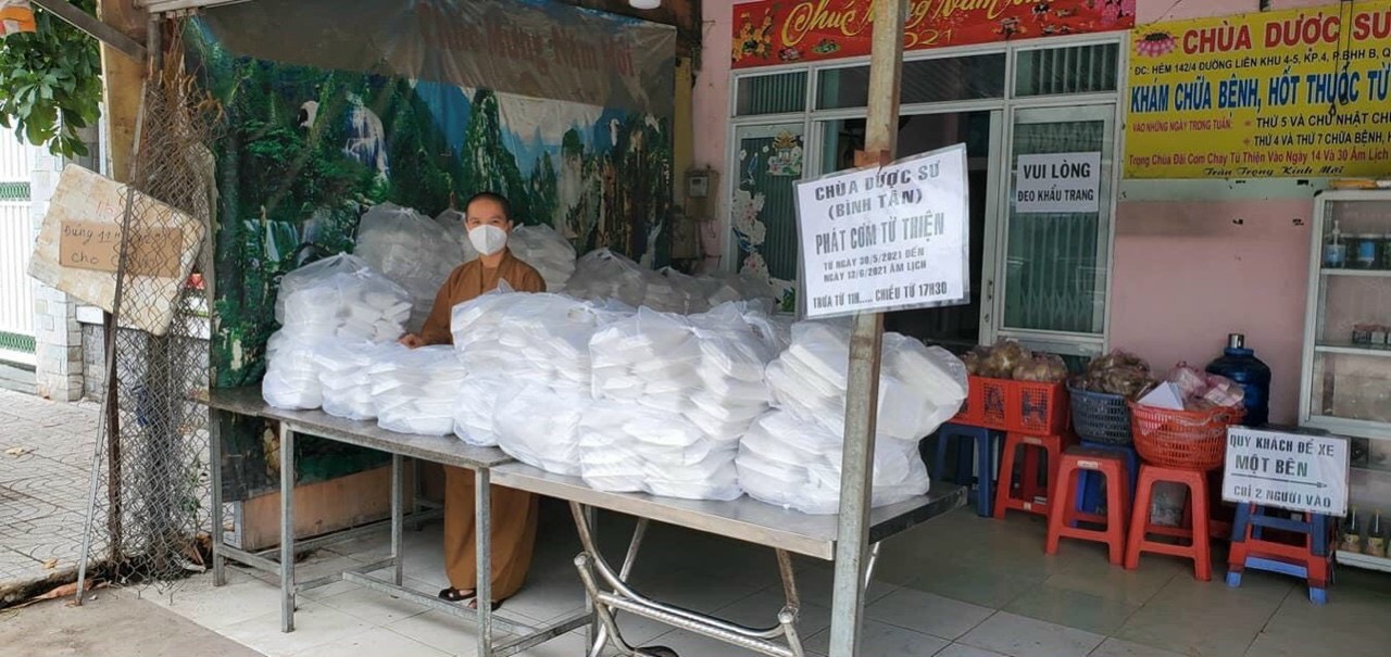 TP.HCM: Chùa Dược Sư hỗ trợ suất ăn từ thiện chia sẻ yêu thương với bà con khó khăn bởi dịch COVID-19